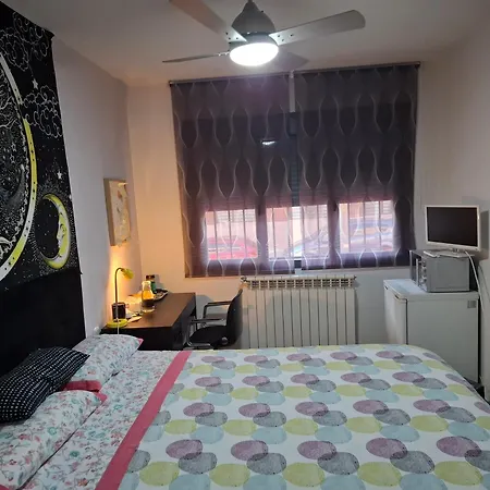 Habitaciones Individuales Wifi Tv Microondas Cerca Del Aeropuerto Madrid Habitacion Grande Wc Privado O Habitacion Pequena Wc Compartido Muy Tranquilas Bien Comunicadas Tren Metro Bus Facil Aparcamiento San Sebastián de los Reyes Zewnętrze zdjęcie