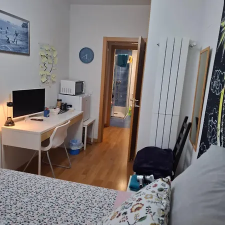 Habitaciones Individuales Wifi Tv Microondas Cerca Del Aeropuerto Madrid Habitacion Grande Wc Privado O Habitacion Pequena Wc Compartido Muy Tranquilas Bien Comunicadas Tren Metro Bus Facil Aparcamiento San Sebastián de los Reyes Exterior foto