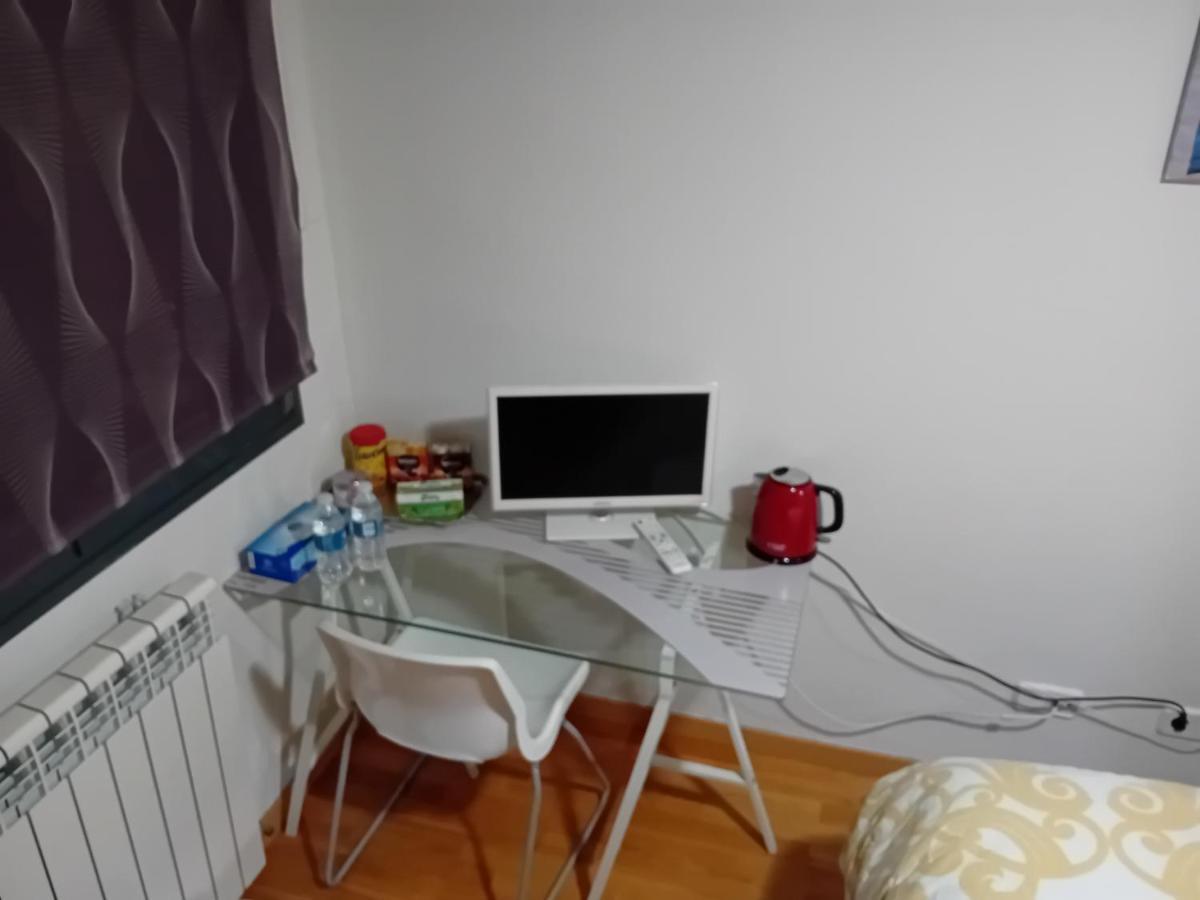 Homestay Individuales Madrid: Tranquil Airport Retreat