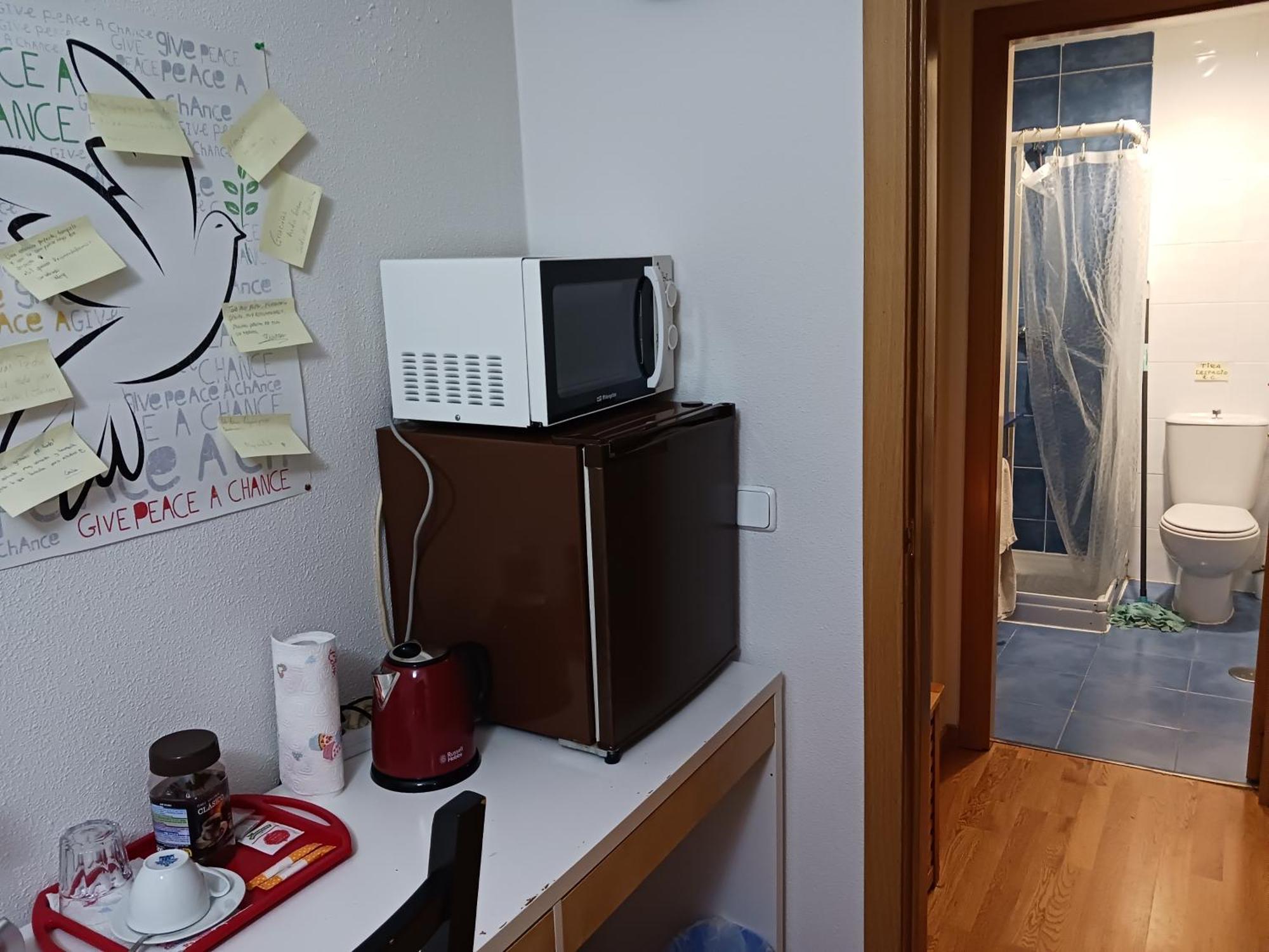 Individuales Madrid: Tranquil Airport Retreat